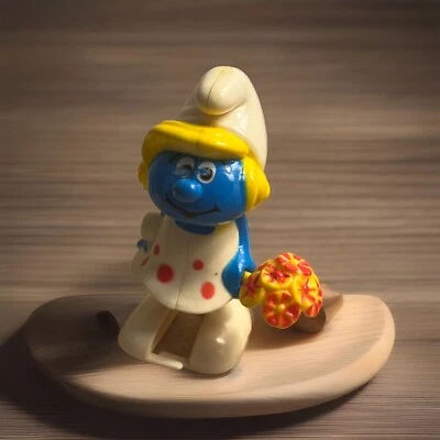 Walking Smurf- Smurfette Wind-up Galoob Peyo Pre-Owned - Image 1 of 4
