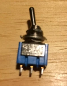 Interruttore Chitarra 2 Posizioni 3 Terminali SPDT Chiusura ON-ON Mini Toggle Blu - Foto 1 di 2
