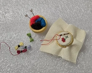 Aro bordado miniatura vintage para casa de muñecas trabajo en progreso hilo cesta hilo hilo hilo - Imagen 1 de 6