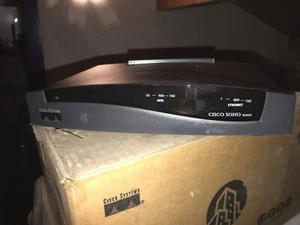 Router Cisco Soho 877 - Foto 1 di 3