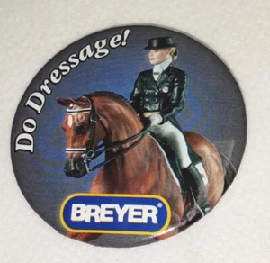 Breyer Pferd Souvenir Ansteckknopf Pin Do Dressur! Englischer Reiter - Bild 1 von 2