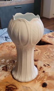 HUTSCHENREUTHER BISKUIT PORZELLAN VASE 21 x 7/11 cm Weiß TOP ZUSTAND - Bild 1 von 3
