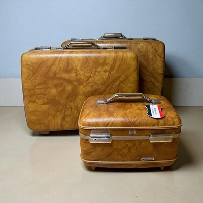 老式 20 世纪 60 年代/70 年代 American Tourister Escort 3 件硬壳行李箱套装 TAN — 第 1/4 张图片