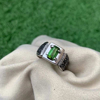 Anillo de plata 925 natural de 2 quilates con recubrimiento de rodio de turmalina verde oliva para caballero Foto 1 de 4