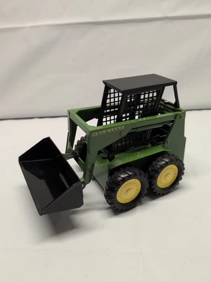 ERTL John Deere Skid Steer Loader Bobcat 569 1/16 Scale Model Metal W/ Plastic  - Image 1 of 4