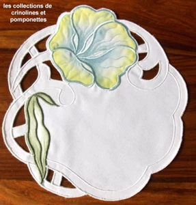 NAPPERON  BRODE SUR POLYCOTON FLEUR BLEUE EN APPLICATION ROND DE 19 CM* - Picture 1 of 1