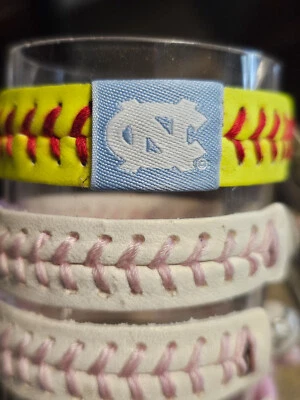 Pulsera clásica de softbol NORTH CAROLINA TAR HEELS ACC PARA MUJER Foto 1 de 4