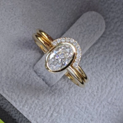 Set Di Fedi Nuziali In Oro Giallo Placcato Con Zaffiro A Ovale Da 2.70Ct - Immagine 1 di 4