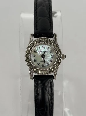 Reloj de cuarzo Judith Jack de plata de ley de 20 mm con correa de cuero negro y batería Foto 1 de 4