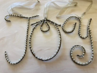 Anthropologie Perla Cuentas Alambre Pared MONOGRAMA LETRAS Hechizo ALEGRÍA De colección Navidad Foto 1 de 4