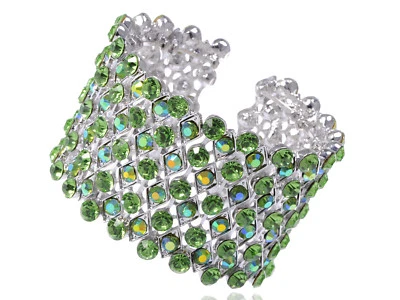 Brazalete envolvente con pedrería de color verde peridoto iridiscente tono plata Foto 1 de 4