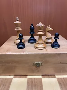 Schachspiel und Brett. 37,5x37,2x1,2cm. Alte Schachfiguren in Box. - Bild 1 von 23