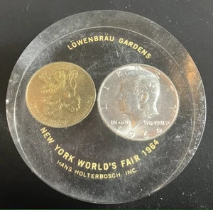 1964 New York World's Fair Lowenbrau Gardens, Kennedy Silver 50C, Lucite Weight - Bild 1 von 10
