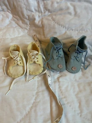 Zapatos de bebé vintage de fieltro de lana 2 pares azules y amarillos Foto 1 de 4