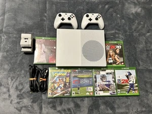 Pacchetto console Xbox One S 2019 1 TB - Foto 1 di 23