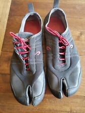 Olukai Maliko Cross Training Minimalist Shoes Mens Size 9 Gray Red Ninja Toe
