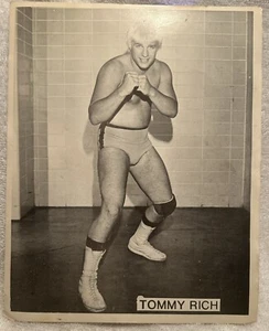 Original De Colección. Foto publicitaria de Tommy 'Wildfire' Rich Pro Wrestler 8X10 blanco y negro - Imagen 1 de 6