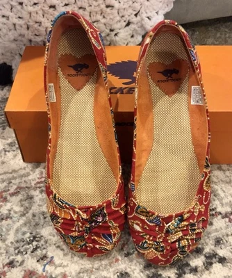 Sapatilhas femininas Rocket Dog com padrão floral vermelho 7,5  - Imagem 1 de 4