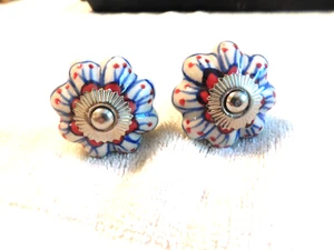 PAR DE PERILLAS CERÁMICAS PINTADAS A MANO AZUL Y BLANCO, TIRADORES. 1 3/4"w x 1.25" stando - Imagen 1 de 2