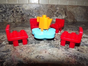 Lego Duplo Tisch mit Stühlen, Kaffeekanne rote Stühle, blauer Tisch - Bild 1 von 3