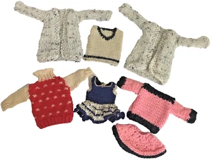 Vintage handgestrickte gehäkelte Puppenkleidung für Barbie Größe Modepuppen - 7 Teile - Bild 1 von 10