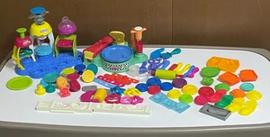 Play-Doh Sweet Shoppe Frosting Fun Bakery Flip 'N Serve Breakfast Set 60+ Pieces - Picture 1 of 15