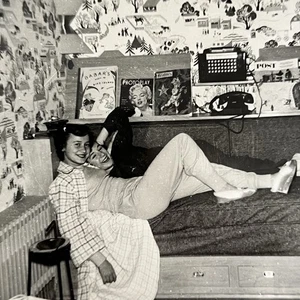 Fotografía instantánea vintage en blanco y negro hermosas mujeres jóvenes adolescentes niñas abrazadas - Imagen 1 de 11