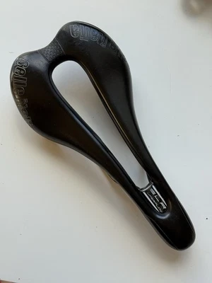 Selle Italia SLR Superflow Saddle Carbon, Manganese Rails, Black roadbike track - Image 1 of 4