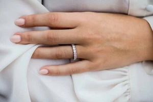 2.3ct Simulated Diamond Wedding Band Half Eternity White Gold Plated - Picture 1 of 5