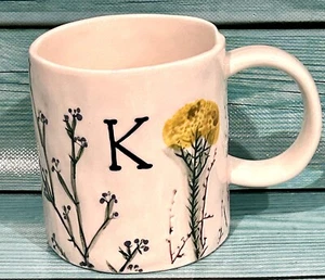 Tazza lettera Anthropologie Dagny K monogramma iniziale bianca botanica floreale NUOVA - Foto 1 di 6