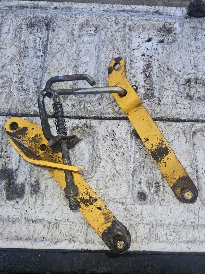 Cub Cadet 3000 Series Deck Lift Arms 3100 3225 3240 3235 3206 3204 3205 3208 - Image 1 of 2