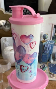 Tupperware Pink Hearts Design Tall Tumbler 16 oz Flip Top White Seal New - Imagen 1 de 3