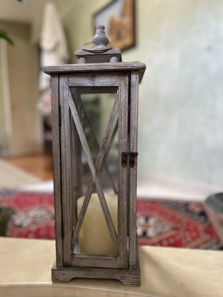 Linterna vela huracán madera rústica decorativa Stonebriar con mango Foto 1 de 4