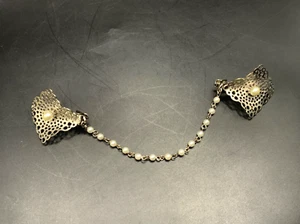 Faux Pearl Modernist Elegant Sweater Silver tone Chain Clip Cardigan Holder - Picture 1 of 9