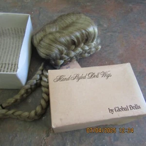 Peluca de pelo rubio Global Dolls vintage nueva caja original (trenzas) - Imagen 1 de 7