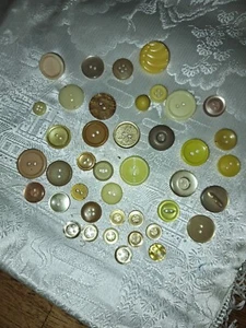 Vintage antik gelber Knopf Lot Bakelit Celluloid verschiedene Größen Materialien - Bild 1 von 5