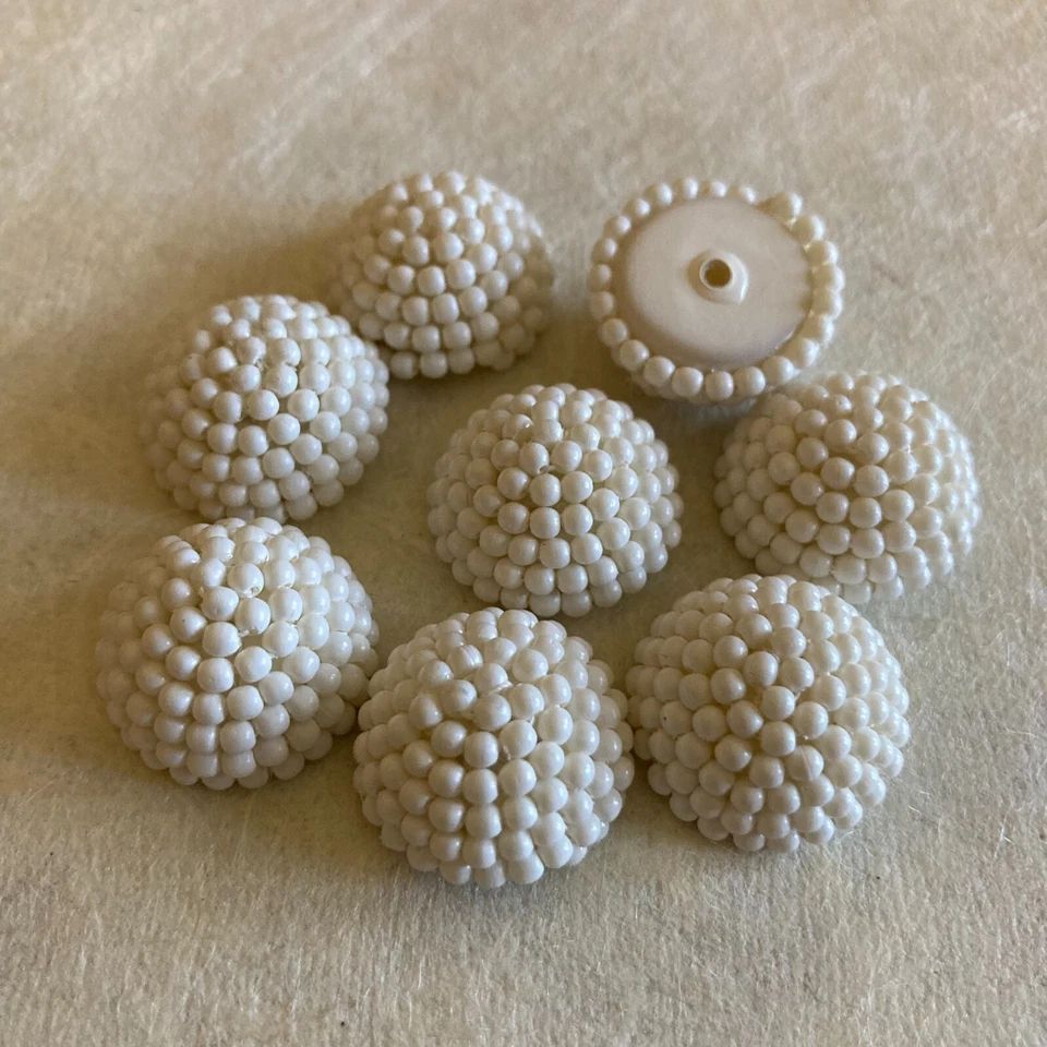 AM1186 Cabujones de plástico vintage 19,5 mm diámetro 10,2 mm alto blanco roto cuentas (8) Foto 1 de 1
