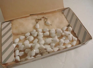 JUEGO Par de COLLARES Y PENDIENTES Vintage Estate 53" con cuentas blancas y doradas con espalda - Imagen 1 de 4