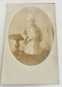 Postal retrato vintage con niño sosteniendo cuerno de Año Nuevo. Punto en la cara. - Imagen 1 de 2