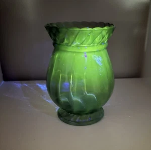 UV Reactive Vintage Fenton Amethyst Plum Quilted Edge Ribbed Glass Vase - Picture 1 of 13