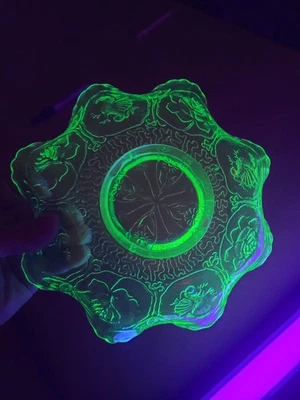 Pretty Fenton EAPG Vaseline Dragon & Lotus Pattern Ruffled Bowl - Image 1 of 4