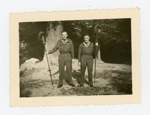 PHOTO snapshot amateur, WW2 2 militaires en uniforme fusilier marin ? 1945 - Picture 1 of 2