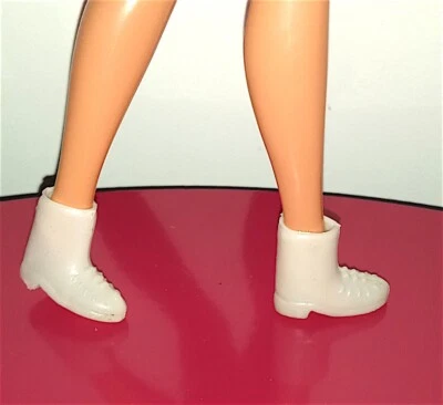 B749 - BARBIE / SKIPPER 70s - scarpe scarponcini bianchi plastica - Immagine 1 di 3