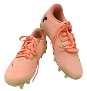 Botines de fútbol Under Armour 1.5Y Shadow Turf 3 Jr. pastel melocotón con fondo verde - Imagen 1 de 11