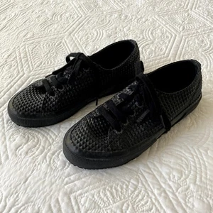 Sneakers Superga in gomma testurizzata con borchie e rivetti tutte nere taglia 6 - Foto 1 di 6