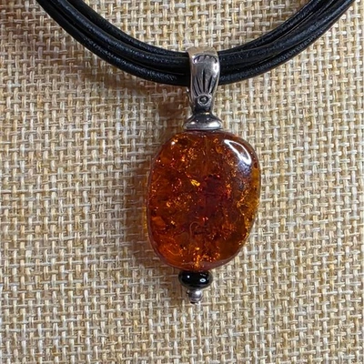 Collar con cordón de cuero negro con colgante ámbar de plata esterlina Silpada Foto 1 de 4