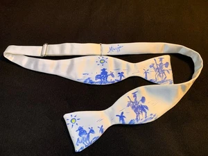 Vintage Fliege handbemalt von Maggie weiß und blau Don Quijote Windmühlen Sancho - Bild 1 von 4