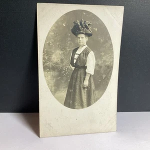 1907 RPPC REAL PHOTO POSTCARD OF YOUNG LADYIN BIG FANCY HAT & JEWELRY  - Bild 1 von 9