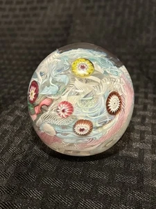 Fermacarte Millefiori in vetro artistico - "1887" firma canna vortice Latticinio - Foto 1 di 14