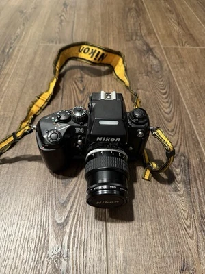Cámara fotográfica Nikon F4 SLR con lente Kaiser 52 mm y correa  Foto 1 de 4